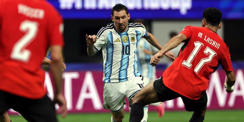 epa13095991 Lionel Messi of Argentina in action during the FIFA World Cup 2026 Round of 16 match Argentina against Egypt, in Atlanta, USA, 07 July 2026.  EPA/CRISTOBAL HERRERA-ULASHKEVICH