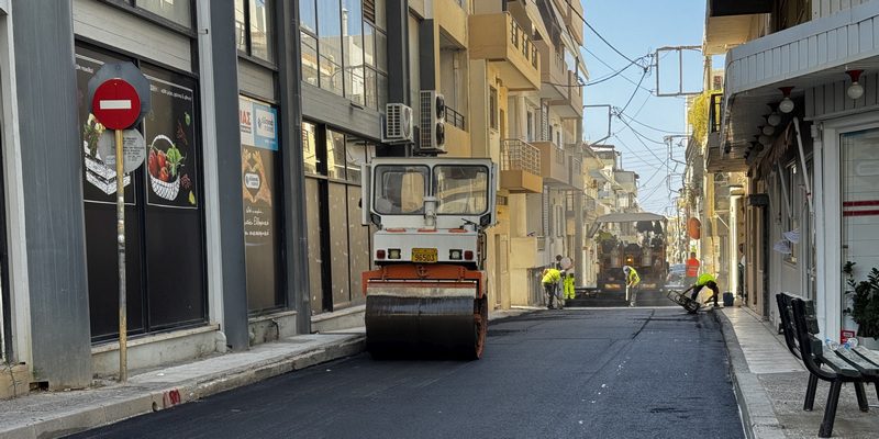 Στην οδό Ιδομενέως συνεχίζεται το πρόγραμμα ασφαλτοστρώσεων από τον Δήμο Ηρακλείου