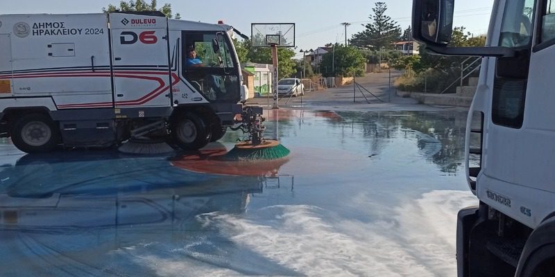 Σε πλήρη εξέλιξη το πλύσιμο δρόμων, πλατειών και κοινόχρηστων χώρων στον Δήμο Ηρακλείου