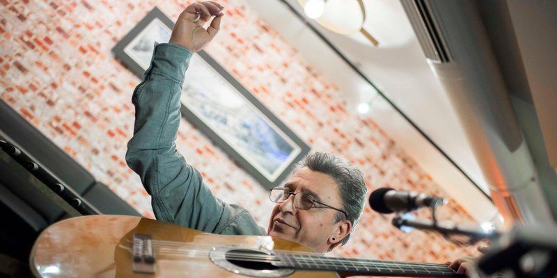 Θλίψη στην Κρήτη: “Έφυγε” από τη ζωή ο τραγουδοποιός και ποιητής Γιώργος Σταυρακάκης