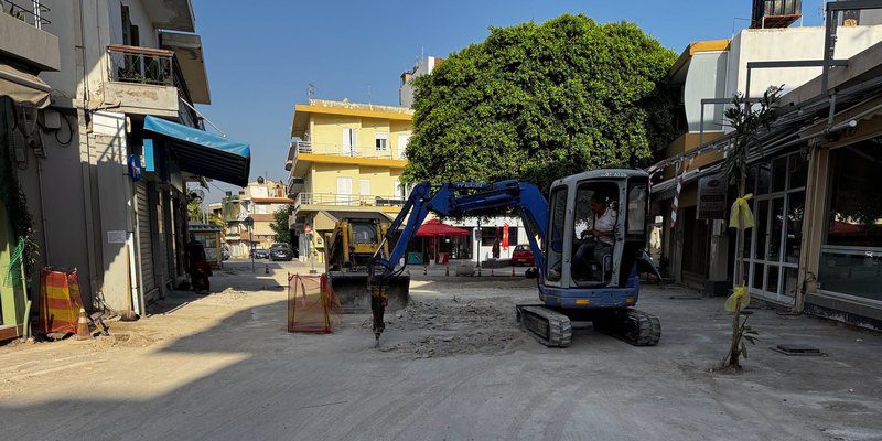 Αλλάζει όψη η πλατεία Ελευθέρνης στα Καμίνια – Ξεκίνησαν οι εργασίες ανακατασκευής με νέα επίστρωση και αστικό εξοπλισμό