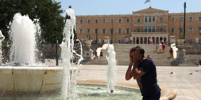 Κορυφώνεται ο καύσωνας: Αποπνικτική ατμόσφαιρα, 42άρια και συναγερμός για φωτιές