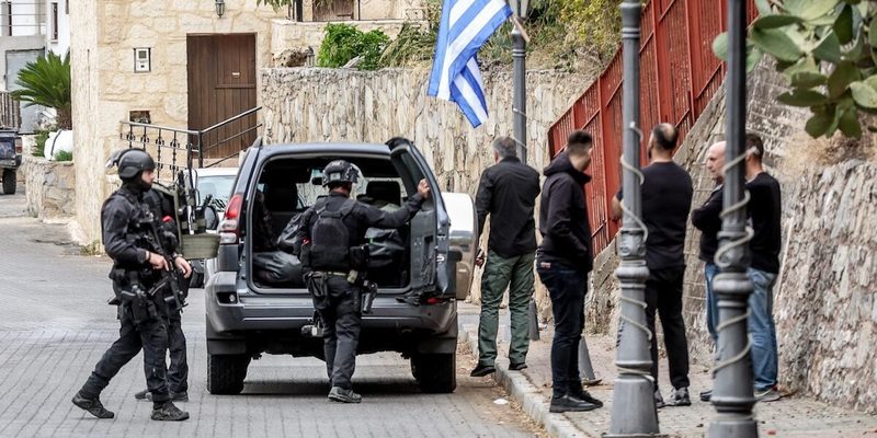 Περιστατικό με πυροβολισμούς και αποτέλεσμα  νεκρούς και τραυματίες σημειώθηκε στα Βορίζια Ηρακλείου Κρήτης  έπειτα από έκρηξη βόμβας το προηγούμενο βράδυ σε υπό κατασκευή σπίτι.  Σάββατο 1 Νοεμβρίου 2025  (ΣΤΕΦΑΝΟΣ ΡΑΠΑΝΗΣ / EUROKINISSI)