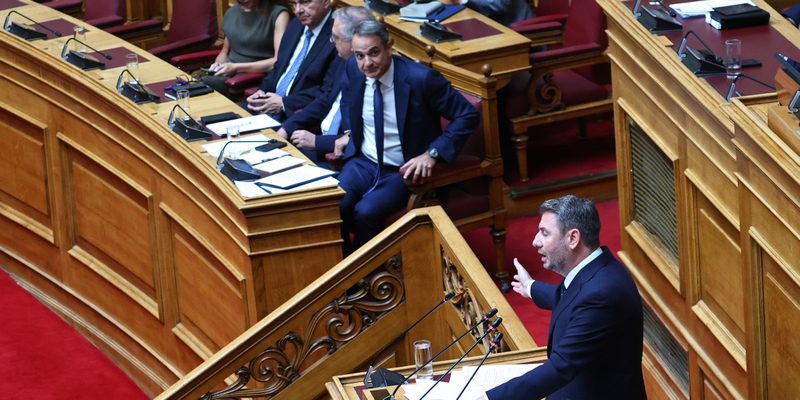 Μητσοτάκης – Ανδρουλάκης: Μετωπική στη Βουλή για ΦΠΑ, ακρίβεια και 13η σύνταξη