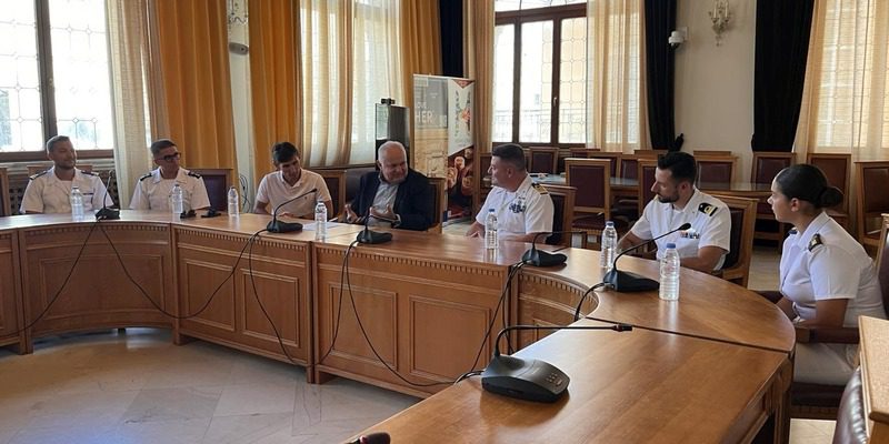 Η ηγεσία του πλοίου ITS San Marco του Ιταλικού Πολεμικού Ναυτικού στη Λότζια