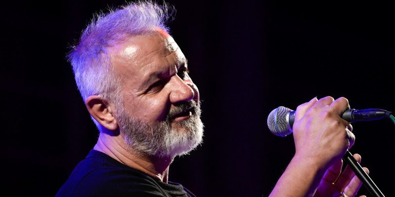 Στα πλαίσια των εκδηλώσεων του Δήμου Πειραιά "ΜΕΡΕΣ ΘΑΛΑΣΣΑΣ 2022" συναυλία στο Βεάκειο θέατρο αφιέρωμα στον ποιητή Νίκο Καββαδία με  τον Χρήστο Θηβαίο και τον Κώστα Θωμαΐδη - Aπό την Κεφαλλονιά και τον Πειραιά σε όλο τον κόσμο, Σάββατο 4 Ιουνίου 2022, (ΜΙΧΑΛΗΣ ΚΑΡΑΓΙΑΝΝΗΣ/ EUROKINISSI)
