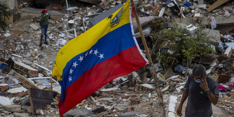 epaselect epa13084720 Volunteers conduct search-and-rescue operations in an earthquake-affected area in Caraballeda, La Guaira, Venezuela, 03 July 2026. Two earthquakes of magnitude 7.2 and 7.5 struck Venezuela on 24 June, killing more than 2,600 people, according to official figures.  EPA/MIGUEL GUTIERREZ