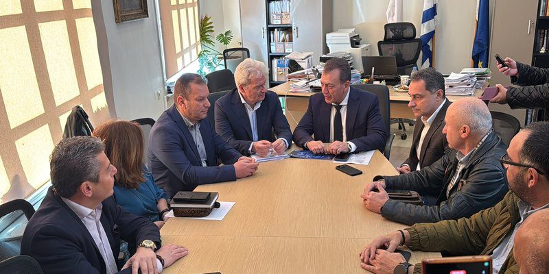 Νέο γήπεδο ποδοσφαίρου στο Παγκρήτιο Στάδιο και νέο σύστημα κλιματισμού στο Κλειστό Γυμναστήριο Νέας Αλικαρνασσού, με χρηματοδότηση 800.000 ευρώ από το Υπουργείο Αθλητισμού